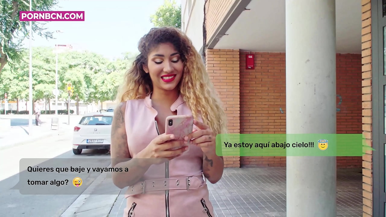 Sadakatsiz karısı, kocası çalışırken genç sevgilisini sert bir şekilde becermek üzere. Göğüsleri ve büyük bir kıçı olan Latin. Venüs Afrodit.