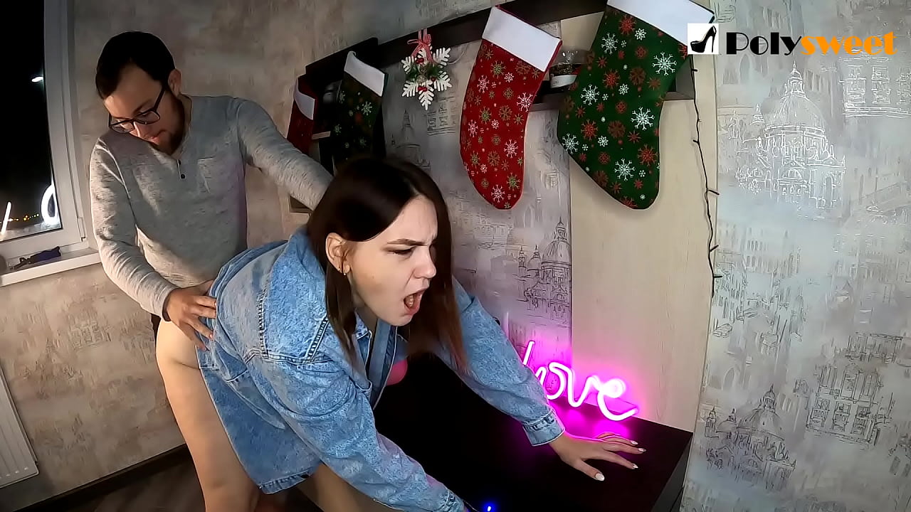 Adam, ağzı ve sikiyle kıçında atkuyruğu olan güzel bir kızı sikişmekten zevk aldı