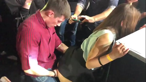 Bir Rus gece kulübünde gerçek seks. 18 yaşındaki Rus kız anüs ve vajinada bir gece kulübünde becerdin